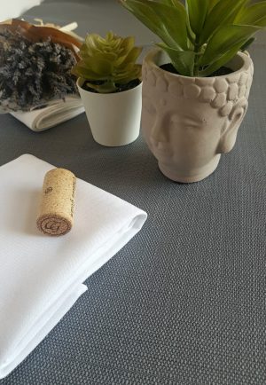 לויזון מרקט,מפת שולחן דגם פרובנס פוליאסטר במראה דמוי פשתן שחור SILVERTEX,